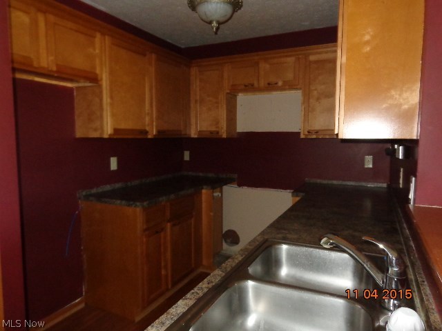 Hampton Court Highrise Condo - Residential