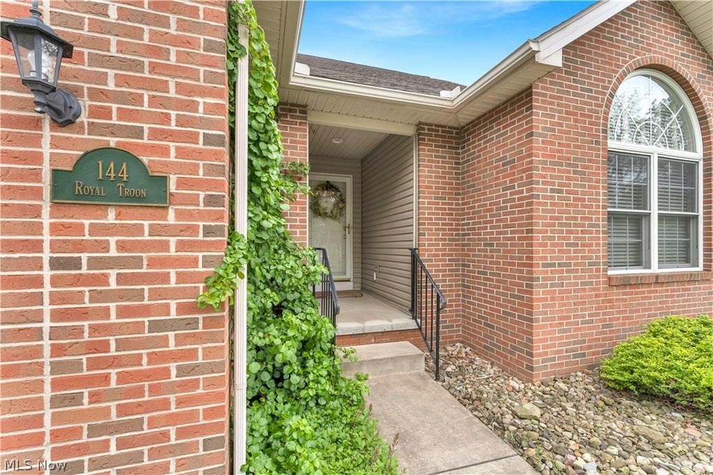Photo of 144 Royal Troon Drive SE, Warren, OH 44484 (MLS # 5206219)