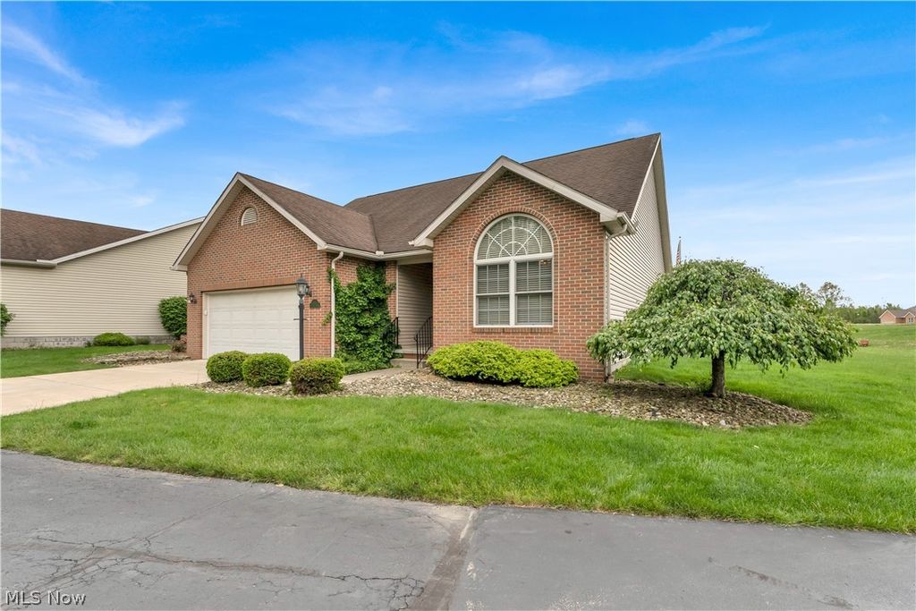 Photo of 144 Royal Troon Drive SE, Warren, OH 44484 (MLS # 5206219)