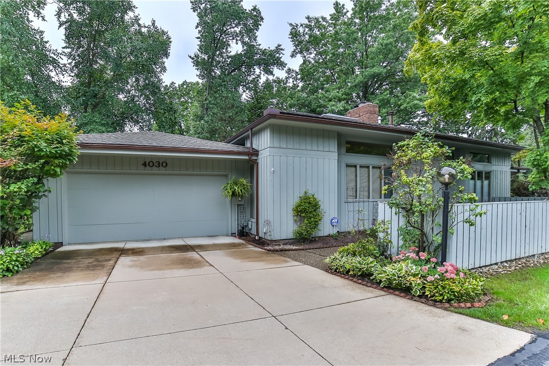 Beautiful free-standing condo in The Kames subdivision. Sunken living room, open floor plan with tons of natural light. Lots of updates, repairs including: hot water heater (Oct 2012), washer/dryer (Jan 2018), wine fridge (2010), roof (2013), living room & master bath skylights (2014), blinds in dining room and kitchen (2014), blinds and curtains (July 2016), A/C (Aug 2017).