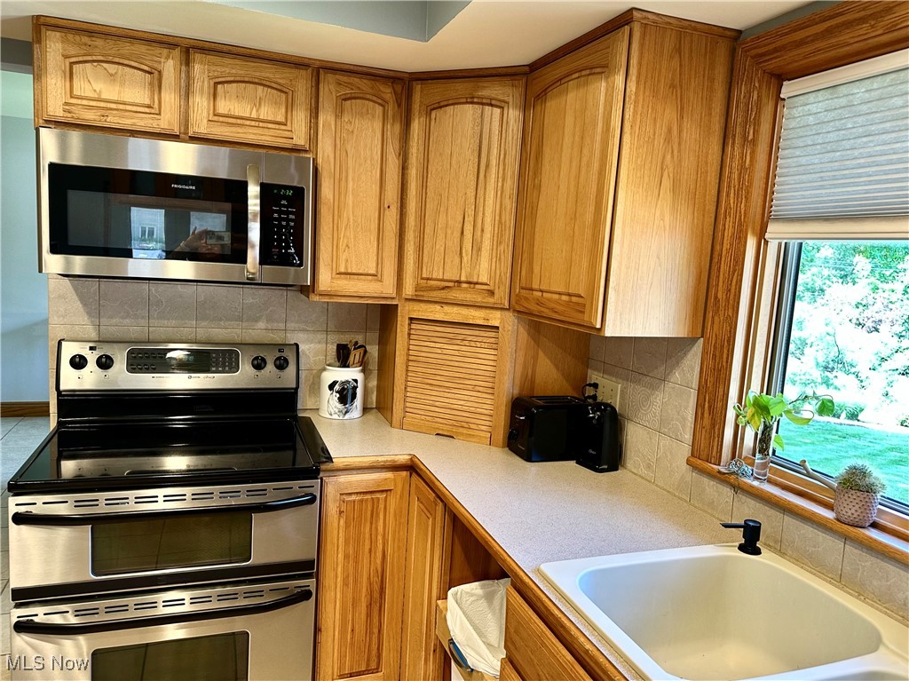 2288 Ritz Manor Drive, Uniontown, Ohio image 18
