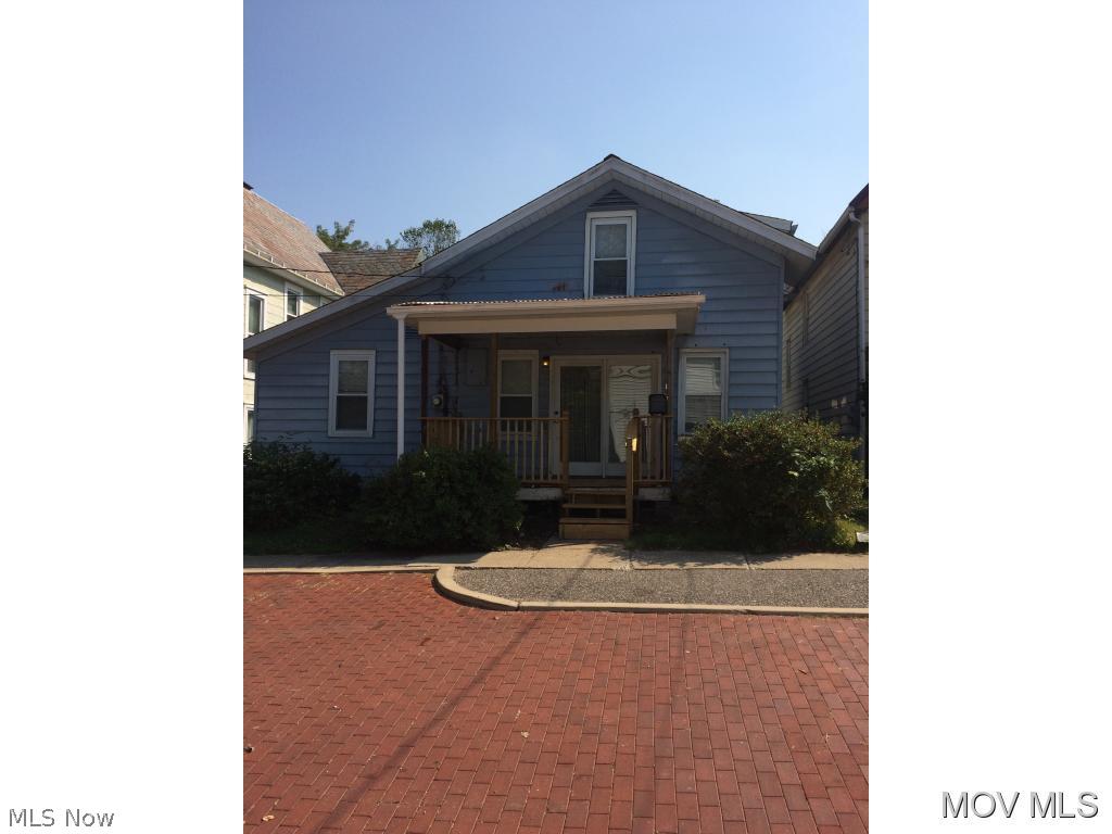 3 bedroom, 2 bath home with new roof in 2013, new furnace in 2013, new front porch 2014, large mud room, new carpets on first floor, 3 parking spots in rear of house, off street, storage shed in nice back yard. Move-in ready Elem: Washington Elementary School Elem/Bus: N JrHigh: Marietta Middle School School JrHigh/Bus: Y High: Marietta High School High/Bus: Y Fire: CIT Police: CTY ;SQFT=Fin Above:1356, Fin Total:1356, Unfin Above:570;PRKG= Off Street, Parking Pad