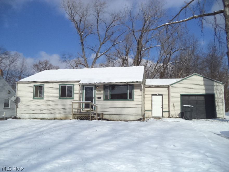 Spacious, newly renovated 3 bedroom, 1  bath rental located in Warren. Warren City School District. 1 car attached garage, hard wood flooring, spacious basement.  This will not last long MOVE IN READY! Monthly rent is $450.00 plus utilities.**Move in Special: Pay security deposit & first month’s rent & get November rent paid for** . No smoking permitted. MUST SEE!