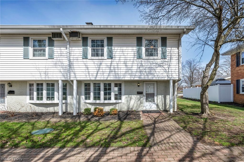 Photo of 15 Meadowlawn Drive #9, Mentor, OH 44060 (MLS # 5196619)