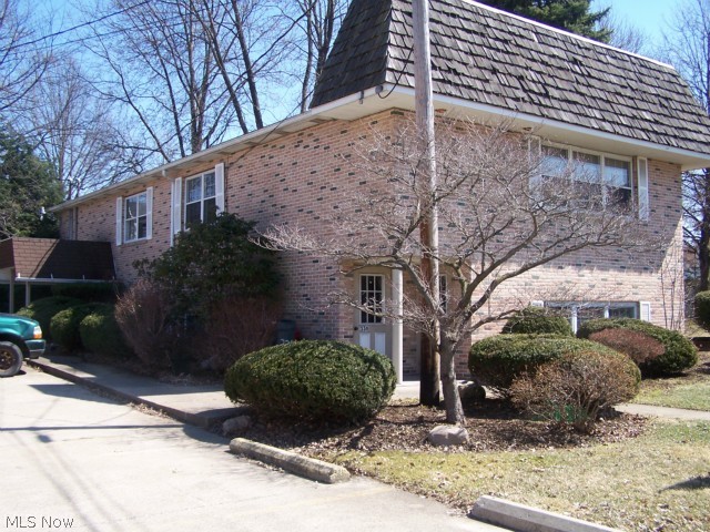 Beautiful All Brick Office Complex W/2 One Br Upstairs Apartments, Near Buehlers. On Site Parking. Great Location!