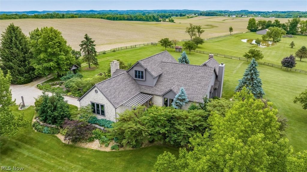 Photo of 1333 Rockmill Road NW, Lancaster, OH 43130 (MLS # 5215270)
