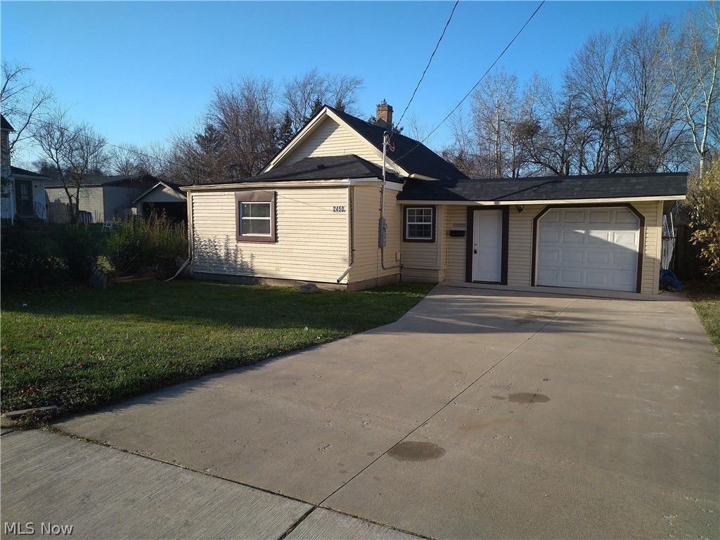 Photo of 2450 Vestal Road, Youngstown, OH 44509 (MLS # 5207448)
