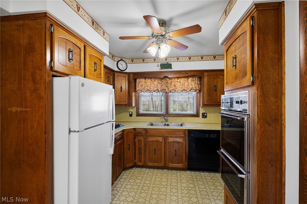 Photo of 1140 Stearns Street, Brunswick, OH 44212 (MLS # 5202497)