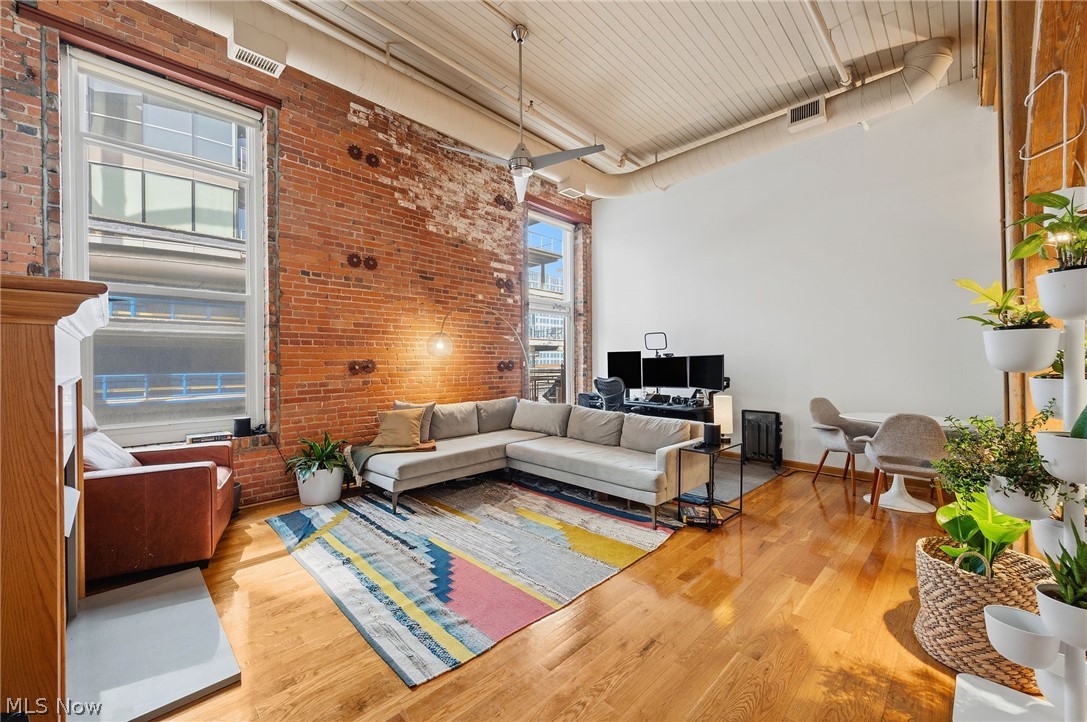 635 W Lakeside Avenue 402