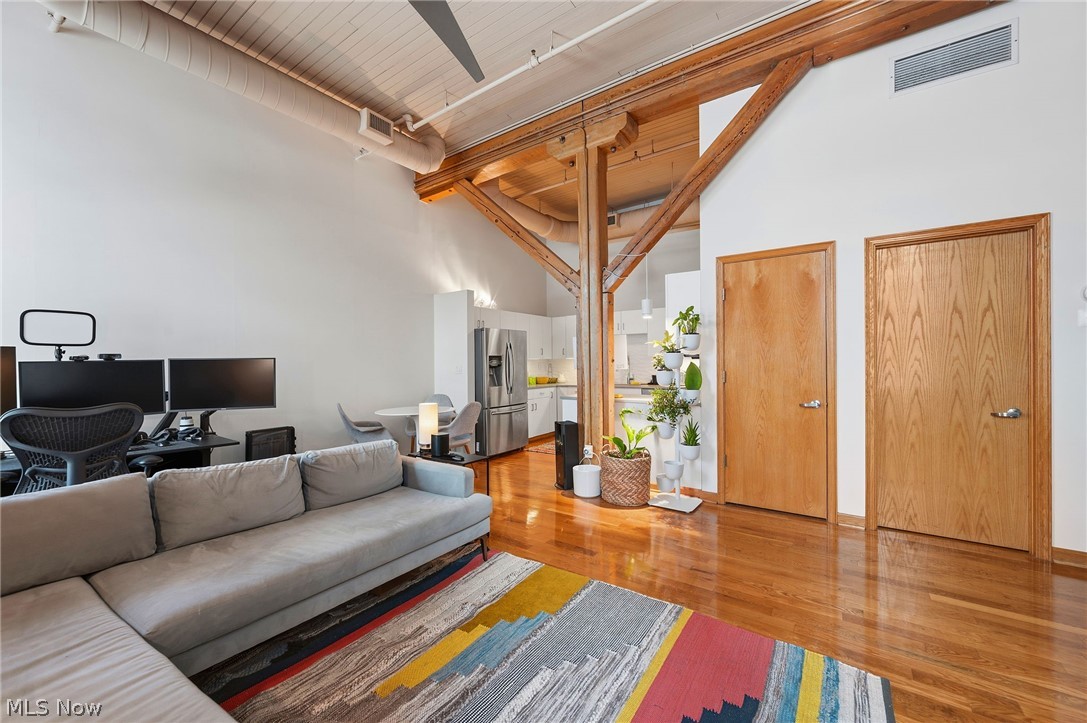635 W Lakeside Avenue 402
