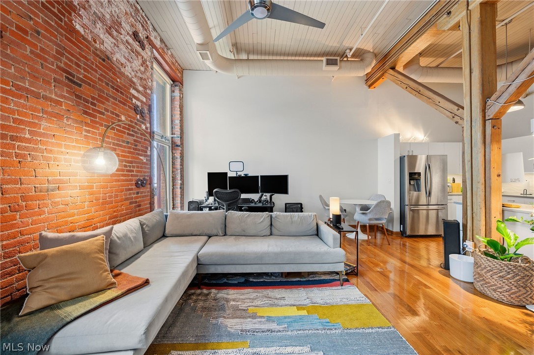635 W Lakeside Avenue 402