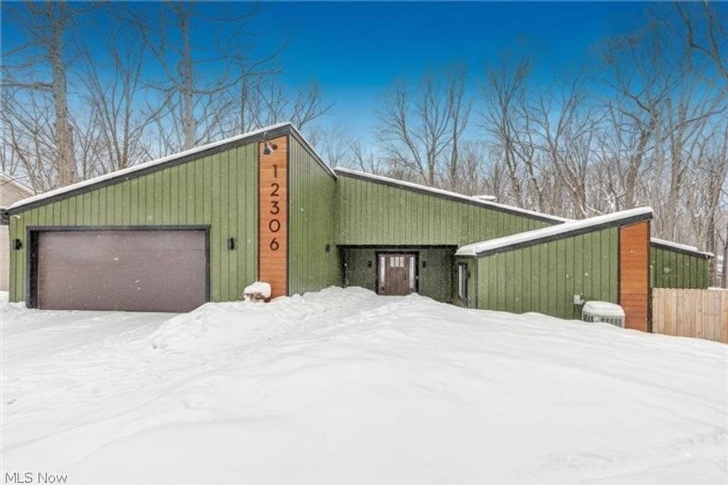 Photo of 12306 The Bluffs Blfs, Strongsville, OH 44136 (MLS # 5185030)