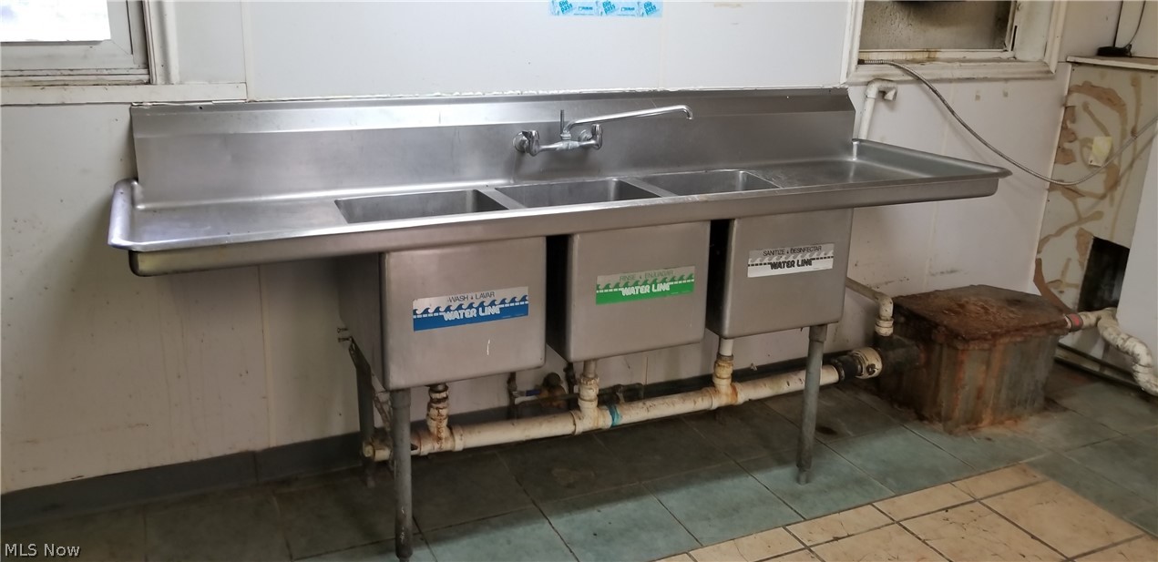 Village/Middlefield - Commercial Lease