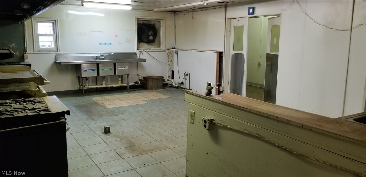 Village/Middlefield - Commercial Lease