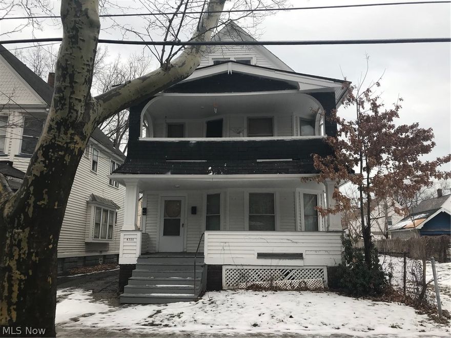 Tons of potential in this duplex. Please bring it back to life. Great area, great investment