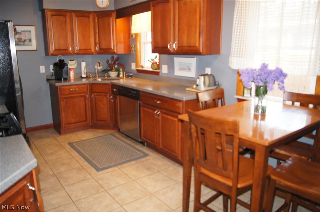 Frank Basiles Glamer Drive Su - Residential