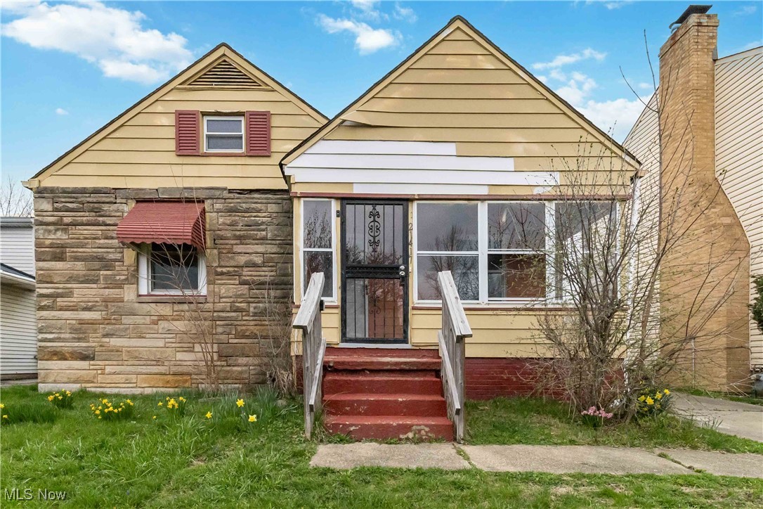 21417 Gardenview Drive, Maple Heights, Ohio image 1