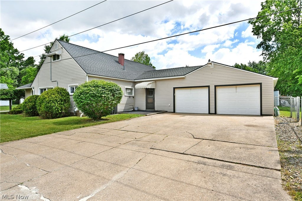 Photo of 2333 Stephens Avenue, Warren, OH 44485 (MLS # 5220920)