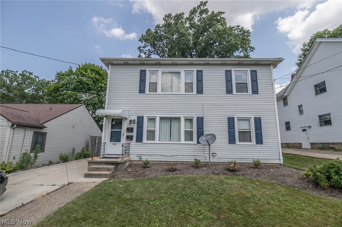 Fantastic investment opporunity or owner occupant duplex. Updated first level and long term tenant on the second level. Updates include a new roof (2017) and water proofed basement (2017). Call today for your private showing.