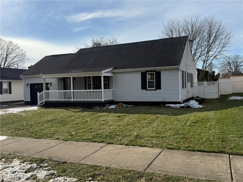 Photo of 916 Oak Street NW, New Philadelphia, OH 44663 (MLS # 5178002)