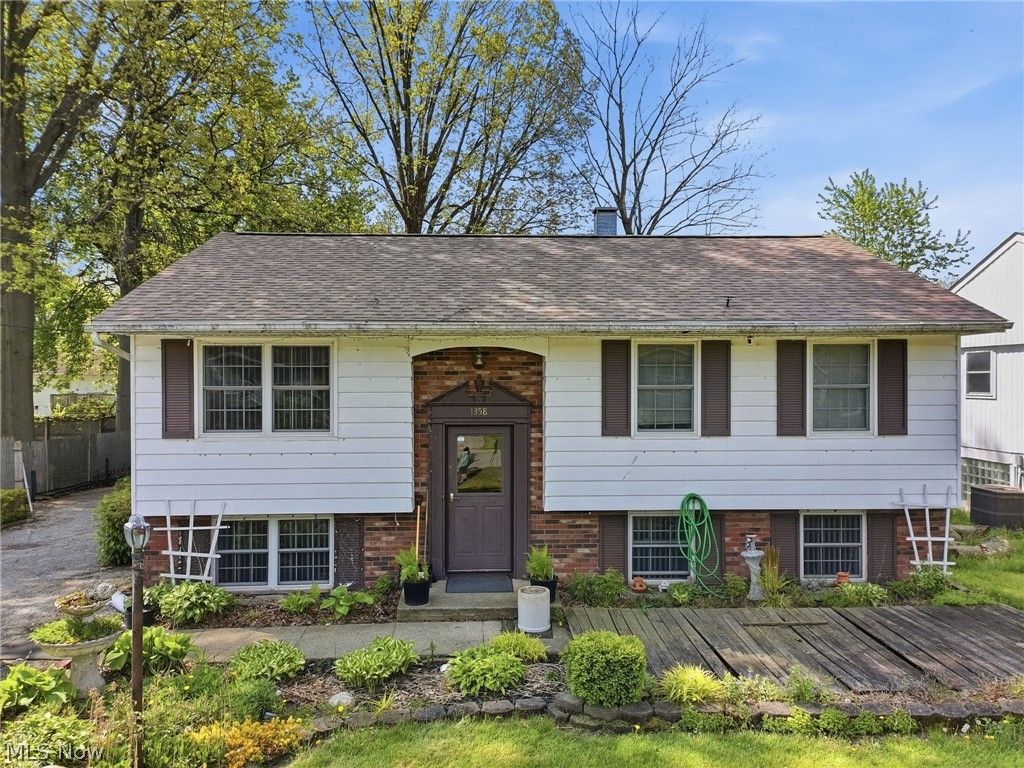 Photo of 1358 E 27th Street, Ashtabula, OH 44004 (MLS # 5208497)