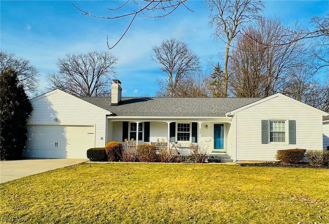 Welcome home to 252 Vassar. This beautiful 3 bedroom home is move in ready.
Beautiful hardwood floors throughout. Newer roof, vinyl siding, windows, and more. Large
living room with gas fireplace, large dining room with built in storage closet, and beautiful
sunroom are perfect for entertaining. Large eat in kitchen with pocket door for privacy. The
attached 2 car garage has been recently painted. Call today for your private tour!