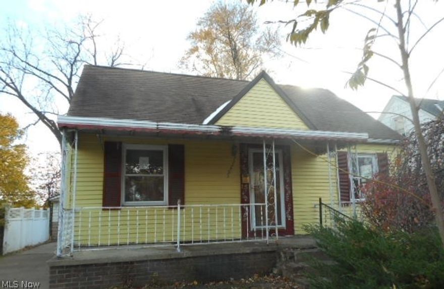 Welcome Home! Cleveland Cape Cod offers one floor living with 3 Bedrooms, 1 full bath with 1080 Square Feet. Enjoy your private Enclosed Patio perfect for entertaining and Relaxing. Wood Flooring in Living room and Bedrooms. Easy access to Freeway and airport. Extra Features include 2 car garage.