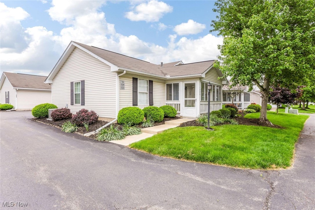 1329 Hillview Circle, Newark, Ohio image 4