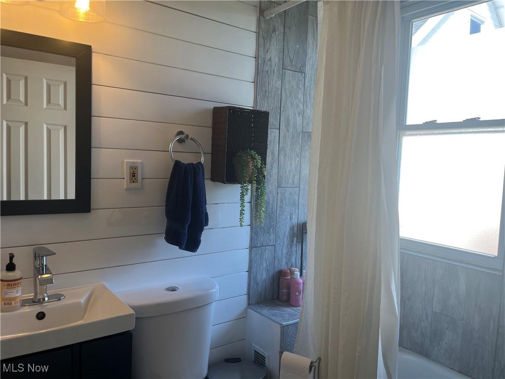 Lakewood, Ohio 44107, United States, 2 Bedrooms Bedrooms, ,1 BathroomBathrooms,Residential,Pending,124587