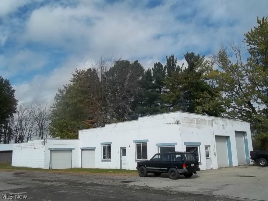 Commercial Building w/great access & visibility-right off Salem Bypass! Front Building features 12X20 Office, Front Shop w/radiant heat, overhead fluorescent lighting, cement floor. 2 overhead doors in the front 10 ft & 12 ft. Side overhead door 8 ft, back overhead door 8 ft. Pole Building has metal roof, separate electric, no heat, cement floor, wood siding. Selling "AS IS"-Reduced Price for quick sale.