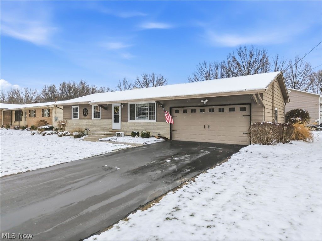 Photo of 2855 Vollmer Drive, Austintown, OH 44511 (MLS # 5193997)