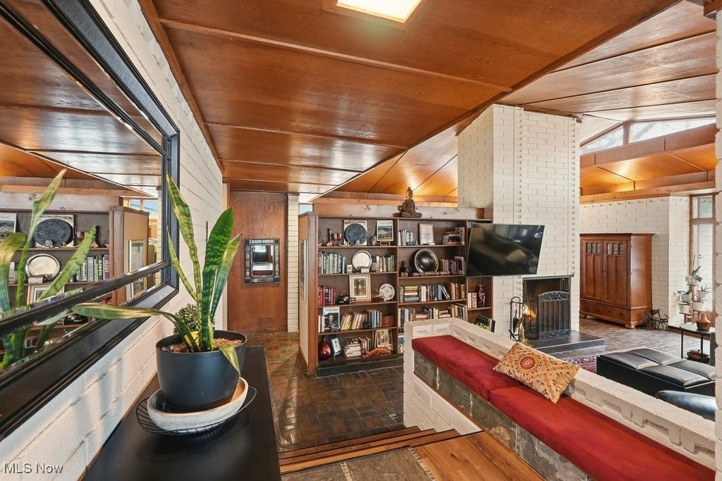 Photo of 886 Walter Court, Tallmadge, OH 44278 (MLS # 5176204)