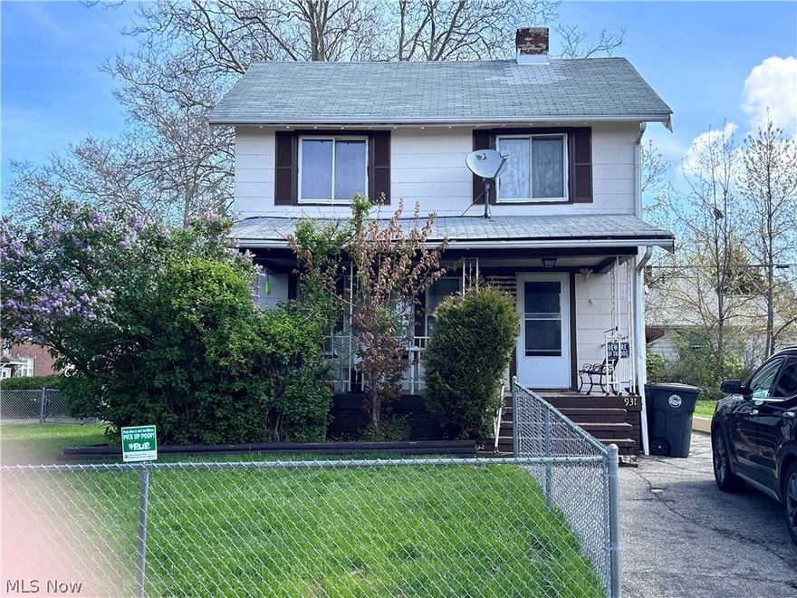 Investor Special!  3 bedroom 2 full baths.  Quiet street, includes vacant lot next door parcel# 115-27-147.
Long term Tenant occupied.