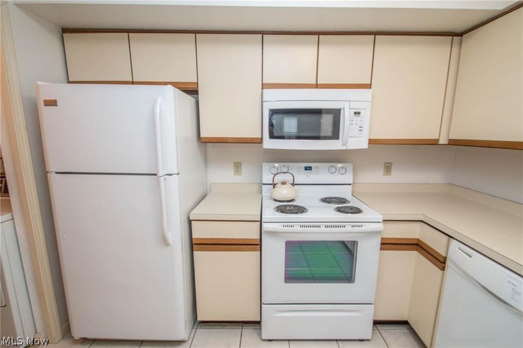 Crossing Residl Condos Ltd - Residential Lease