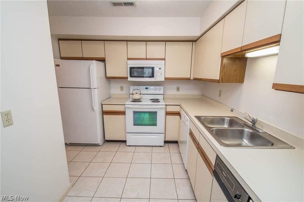 Crossing Residl Condos Ltd - Residential Lease