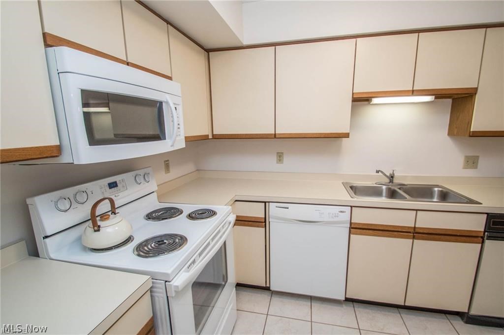 Crossing Residl Condos Ltd - Residential Lease