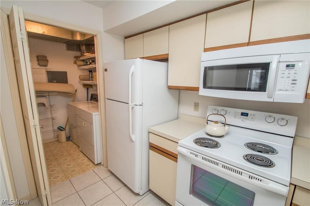 Crossing Residl Condos Ltd - Residential Lease