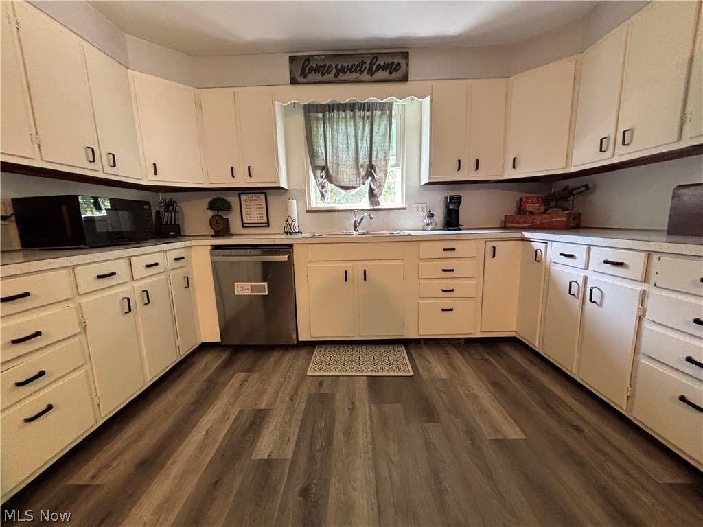 Photo of 6601 Mapleton Street SE, East Canton, OH 44730 (MLS # 5216697)