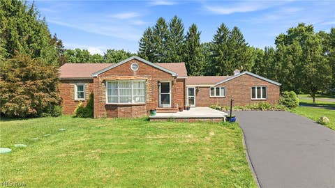 Homes For Sale - 7073 Stewart Sharon Road<br/> Hubbard, OH 44425