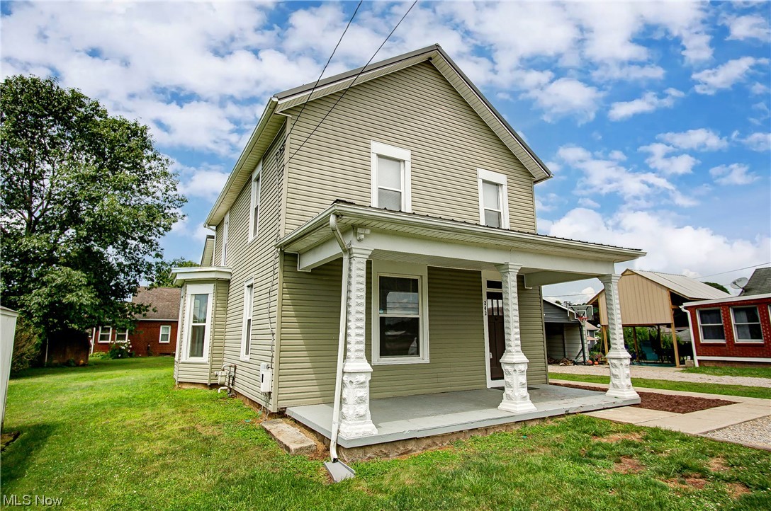Are you looking to be in the Franklin LSD at the start of the new school year? Look no further! Immediate possession is available! 3 Bedrooms, 1 1/2 baths, a living room, dining room and an updated kitchen! You'll love the hardwood floors, replacement windows, full basement for extra storage and a large front yard too! The bathrooms have been updated! The new metal roof and HVAC were both replaced in 2021! This home is located in the DunFalls Association so you'll get to take advantage of the public water & sewer too! Don't delay! Schedule your showing today!