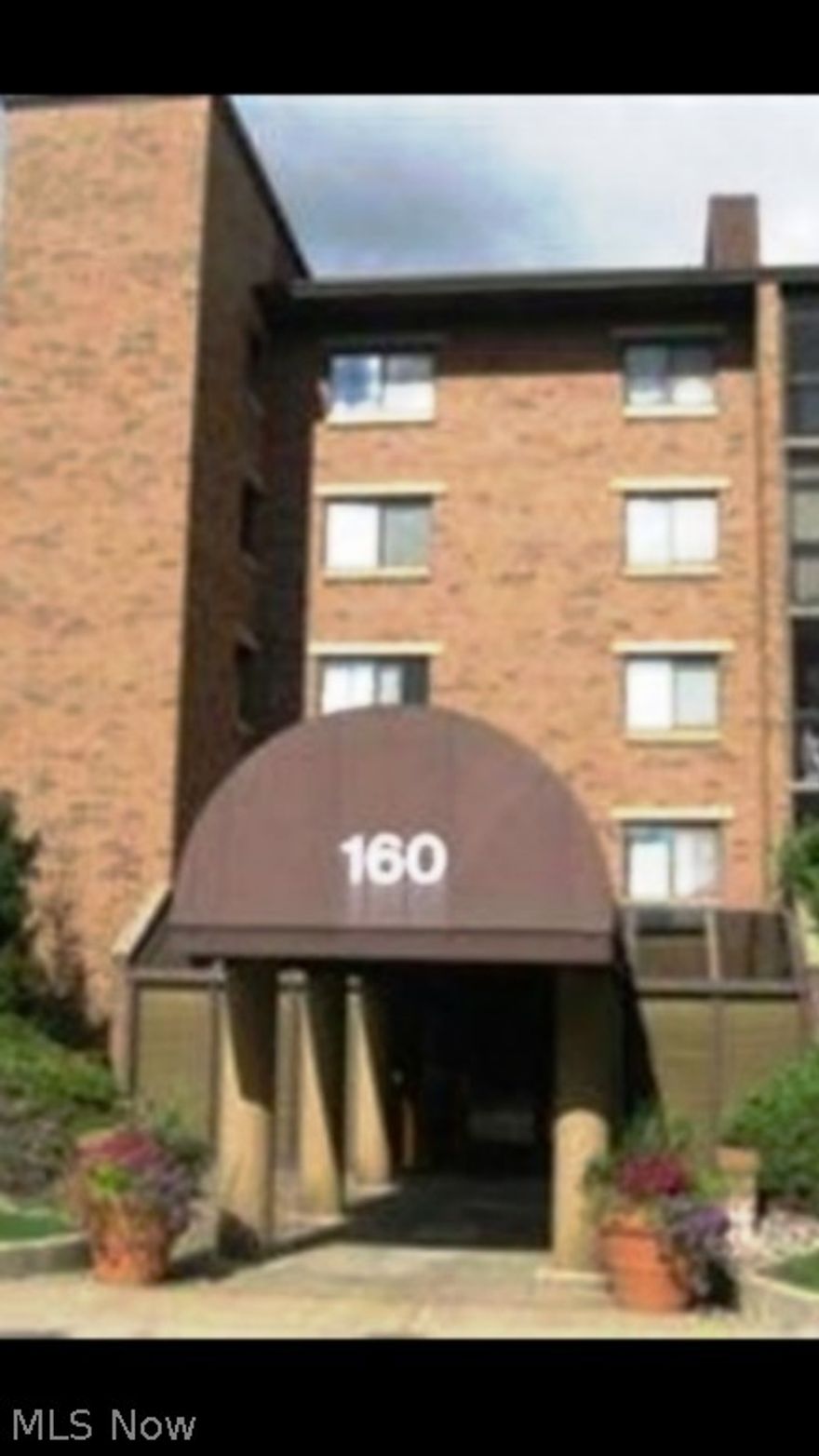 Wonderful light, bright & open unit. Lovely kitchen with eating area. In-suite laundry conveniently located off the kitchen. Large dining room opens to spacious living room which overlooks inviting covered patio. Master suite is very generous in size. Parking garage with assigned space. Enjoy a casual lifestyle in this gated, sought-after, community. Wonderful Club House with state of the art fitness center, raquet ball, outdoor pools, tennis & walking paths, picnic tables & grills.