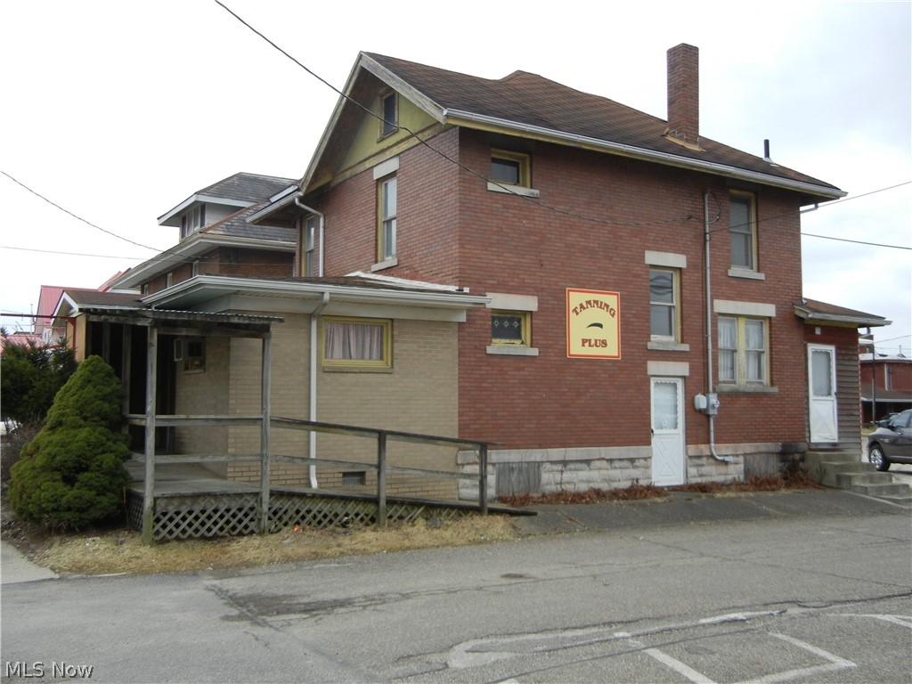 Great business/investment opportunity here! Former tanning salon with 4 tanning beds and 1 stand up unit included. 1 bedroom apartment upstairs. Was previously a doctor and dentist office. Could be converted to a duplex. Convenient, high traffic location.