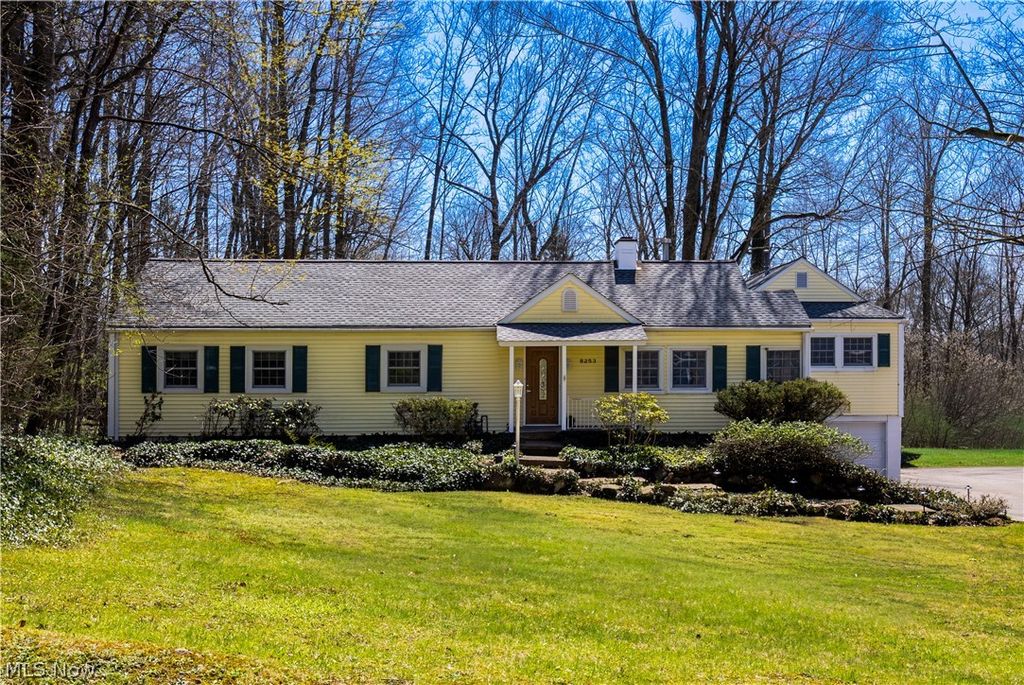 Photo of 8253 Summit Drive, Chagrin Falls, OH 44023 (MLS # 5199403)