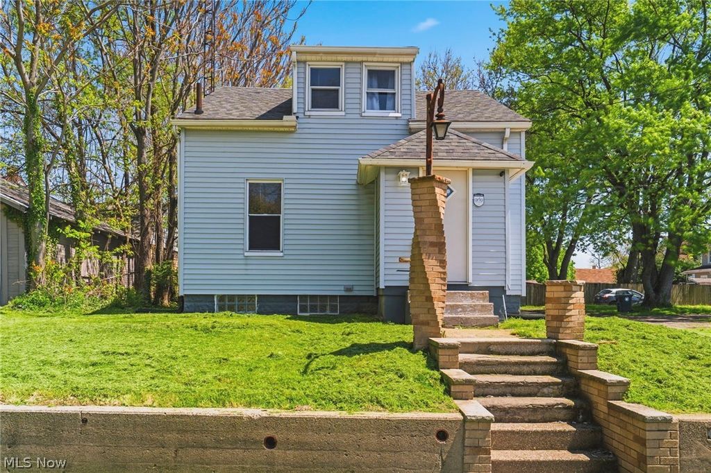 Photo of 1646 Royal Avenue NE, Canton, OH 44705 (MLS # 5207339)