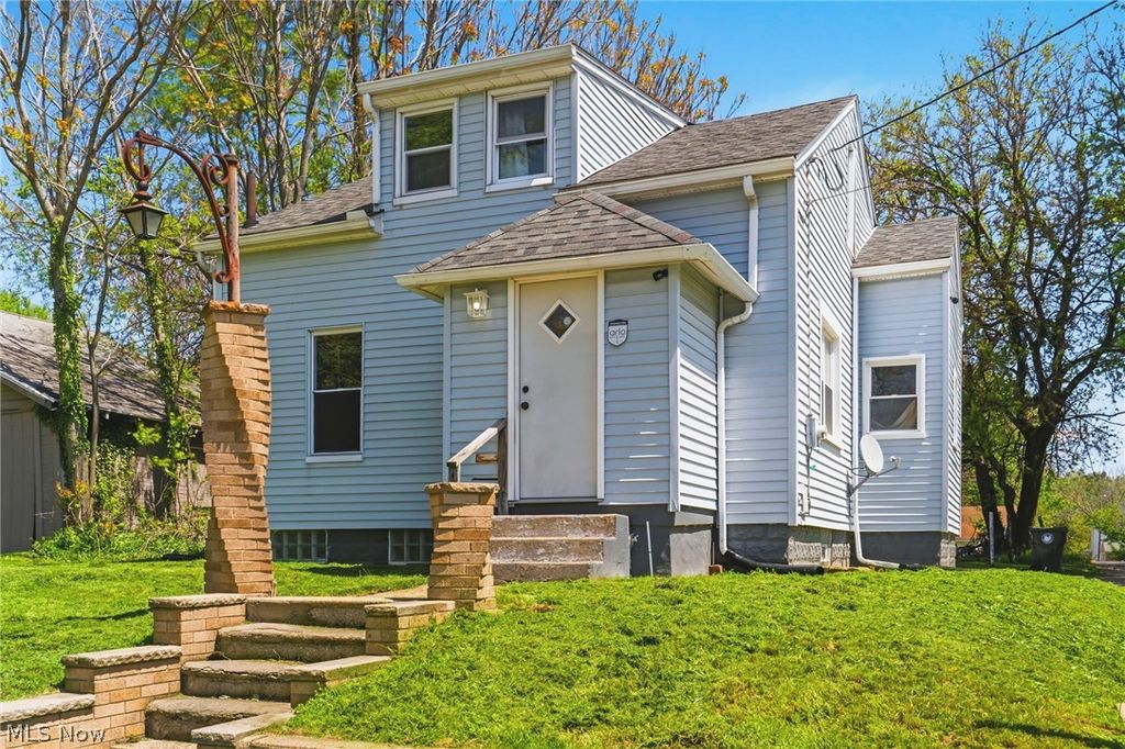 Photo of 1646 Royal Avenue NE, Canton, OH 44705 (MLS # 5207339)