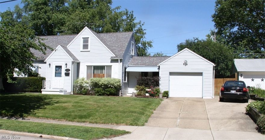 Charming three bedroom, two and a half bath home on a VERY PRIVATE double lot.  Three separate living, working, entertaining levels. Situated on high ground, never a problem with flooding.  Completely fenced in backyard with doggie door access, great for pets.  Backyard patio great for entertaining.  Fireplace in living room, basement. Custom Amish built fireplace mantle and window toppers.  Newer remodeled kitchen, top of the line, built in appliances.  Motorized skylight in master upstairs bedroom.  Newer 95% efficient variable speed furnace with sealed ductwork, electronic air cleaner, central air.  Newer electric service panel 220 V wiring for a hot tub. Finished basement with bar.  Attached finished garage.

1344 sq ft.    375 sq.ft. Lower level with fireplace   1719 sq. ft. total