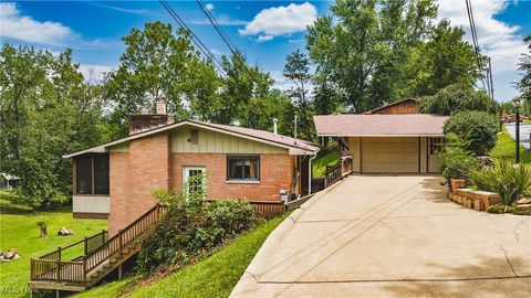 Homes For Sale - 1047 Lakewood Circle<br/> Washington, WV 26181