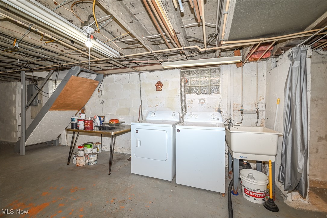 Akron, Ohio 44314, United States, 2 Bedrooms Bedrooms, ,1 BathroomBathrooms,Residential,Pending,10524