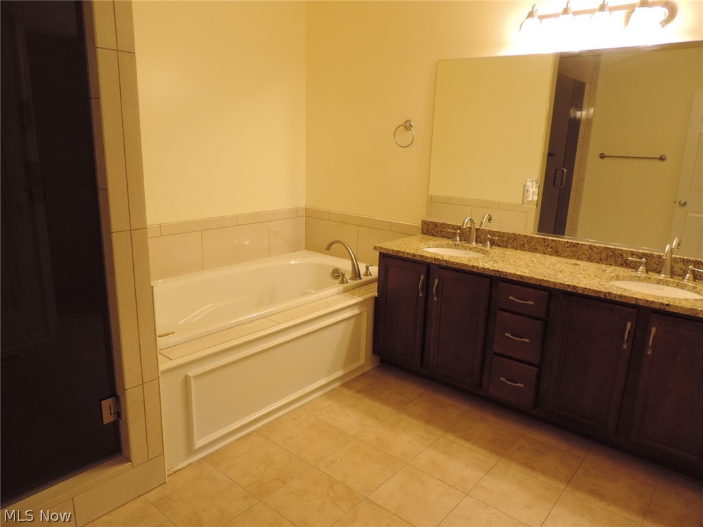 Vista Lago Condo - Residential