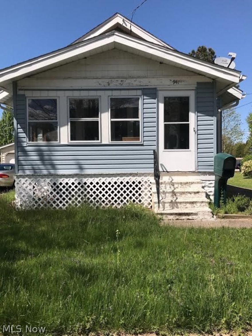 Nice ranch that includes an enclosed porch for your summertime enjoyment. Spacious living room with a formal dining area. Even a small breakfast nook located off the kitchen! The home has vinyl siding exterior. Do not miss out on this one!